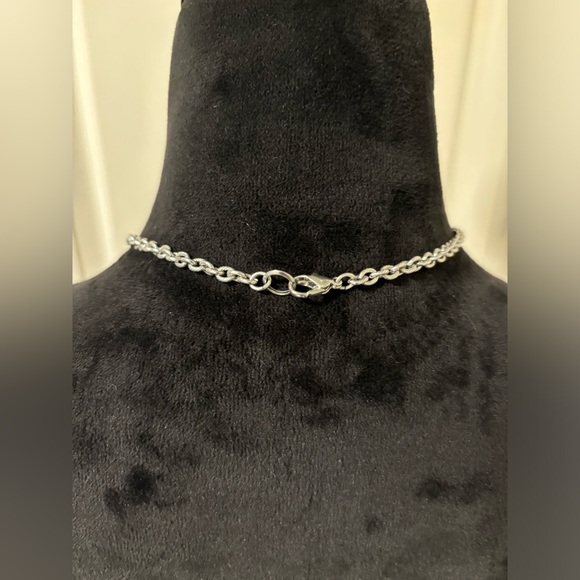 3 Flower Rhinestone  Necklace - Picture 4 of 8